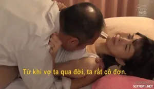 Nữ nhân viên trung tâm hổ trợ xã hội giúp đỡ mấy gã đàn ông tự kỷ