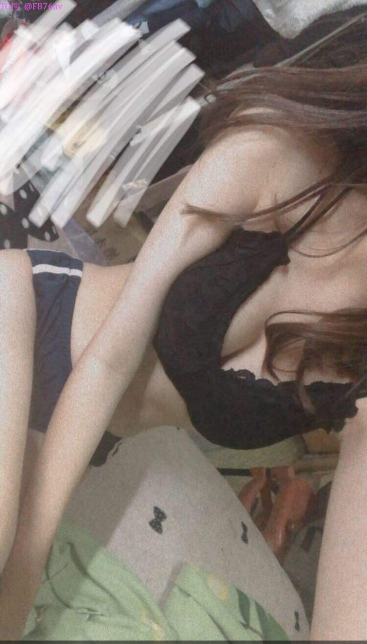 Cái mông to của anh họ 34 tuổi đang lắc lư trên đó
