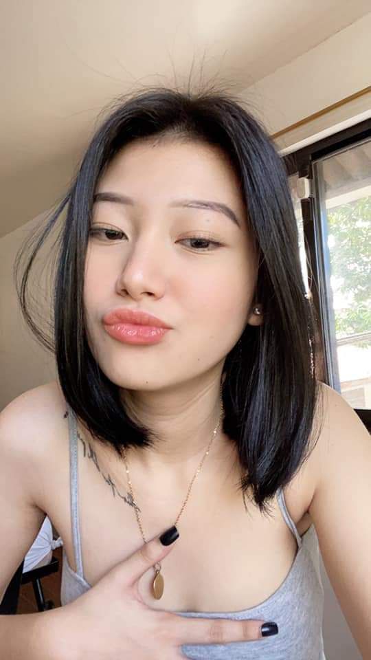 Người phụ nữ trẻ đẹp này có bộ ngực lớn, đầy đặn và thân hình cân đối. Nó khiến bạn cương cứng khi nhìn cô ấy. Tính tình dịu dàng của cô ấy cùng việc vuốt ve và hôn lên cơ thể cô ấy thật tuyệt! Lắp đạn vào và bắn bao nhiêu tùy thích...