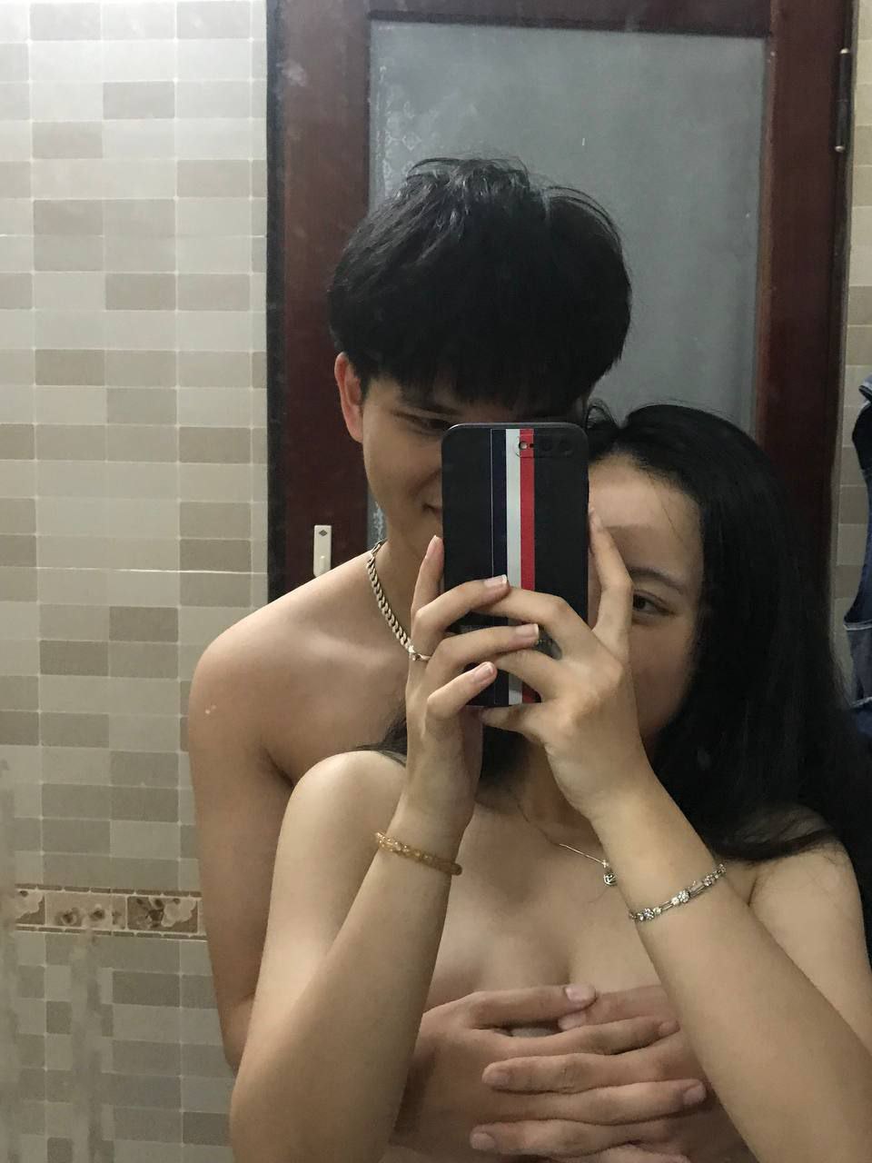 Em sinh viên dáng đẹp sáng đi học tối đi địt kiếm tiền